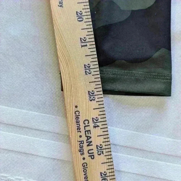 M Petite Go-Dry High-Rise Camouflage Compression Leggings With Pockets - Picture 6 of 10